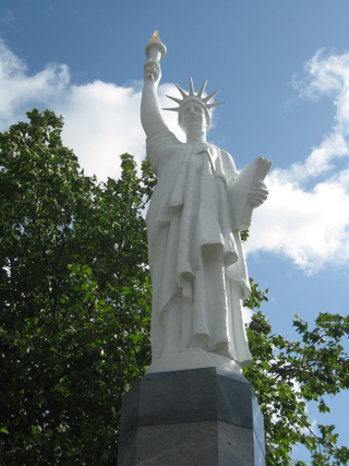 Illustration for article titled Bizarre Replicas of the Statue of Liberty and the Eiffel Tower